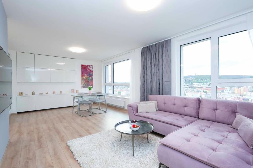 Apartment Danubius One - Spacious W Free Parking