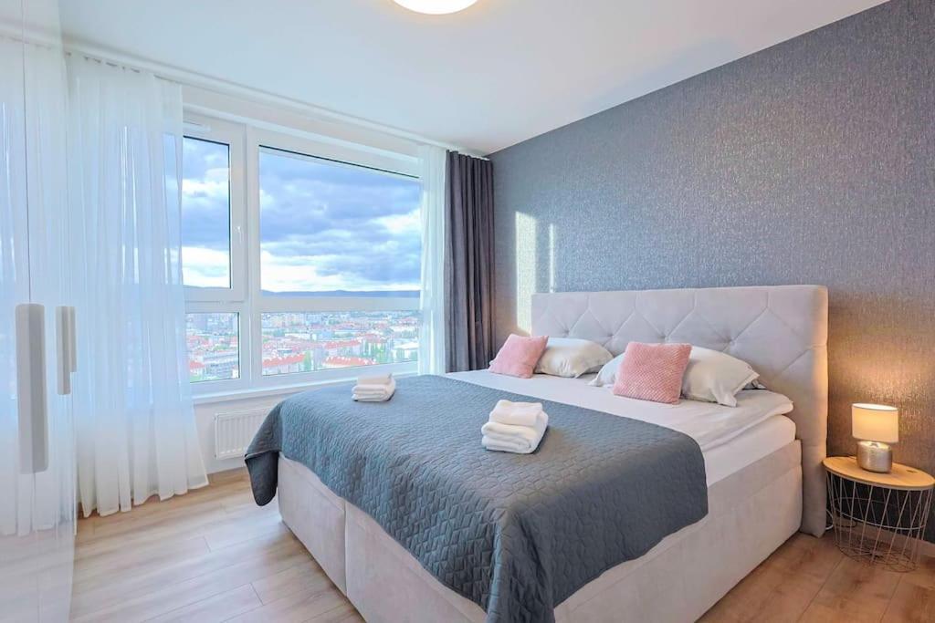 Danubius One - Spacious W Free Parking Apartment