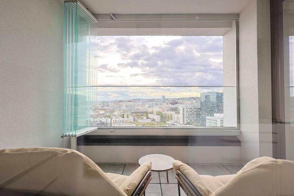 Danubius One - Spacious W Free Parking Apartment Bratislava