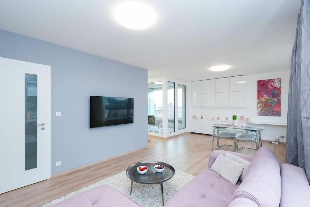 Apartmán Danubius One - Spacious W Free Parking Bratislava