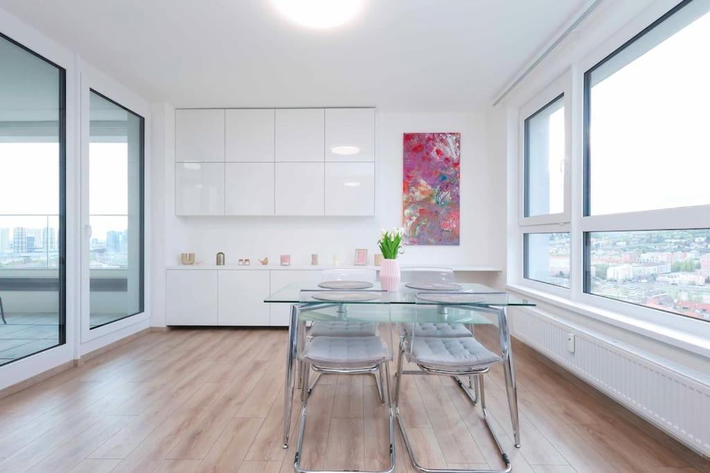 Danubius One - Spacious W Free Parking Apartmán